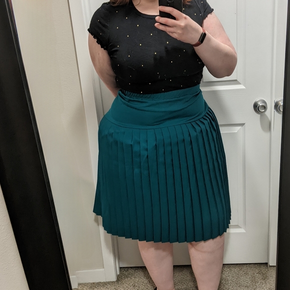 Plus Size Vintage Pleated Schoolgirl Skirt - Picture 2 of 8